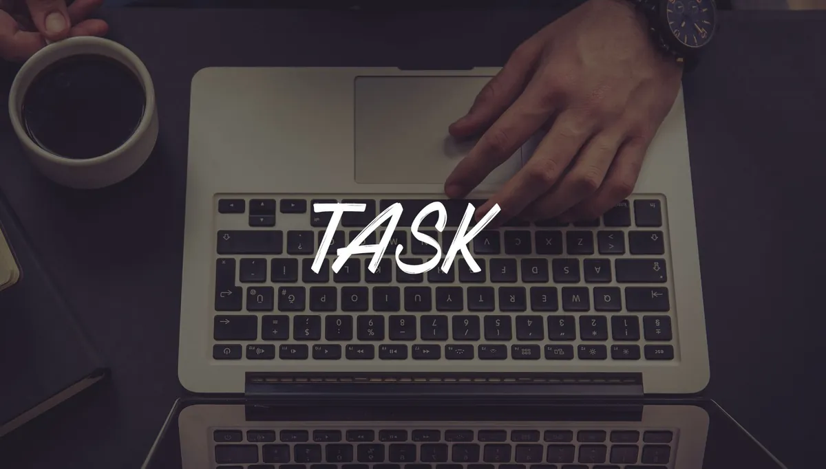Mãos digitando em notebook com a palavra tarefa na tela