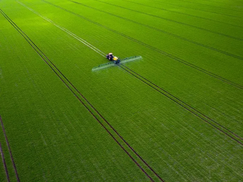 Drone pulverizando lavoura visto de cima